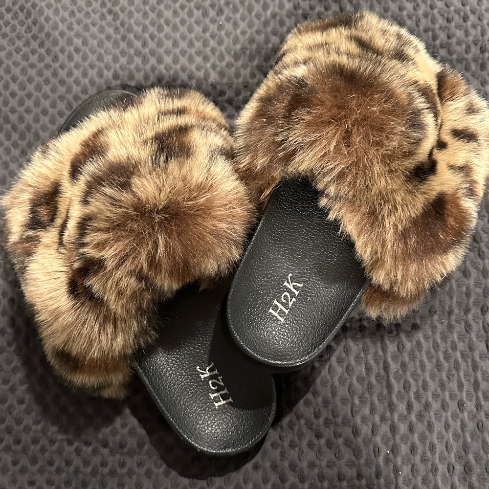 Soft fuzzy Leopard Slides